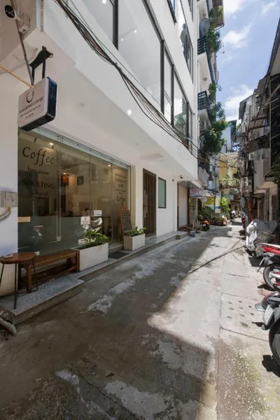 带阳台的家庭套房 — Hanoi Family Homestay