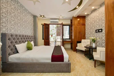 带阳台的特大床套房 — Hanoi Family Homestay